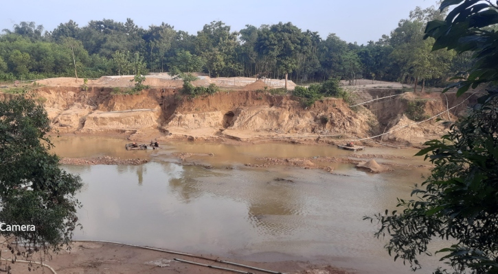 নালিতাবাড়ীতে অবৈধভাবে বালু তোলায় ২০ ড্রেজার মেশিন ধ্বংস